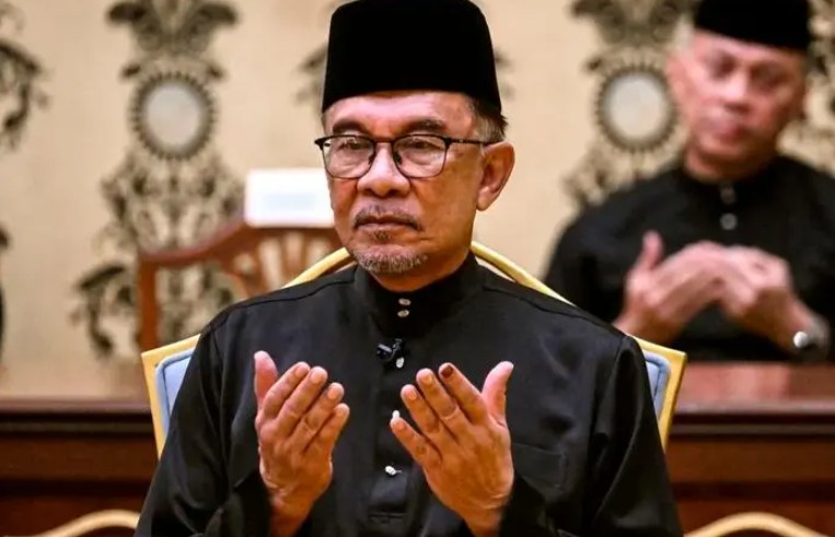 马来西亚新总理安瓦尔宣二号站誓就职