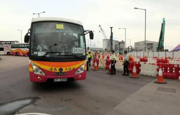 港珠澳大桥迎首批旅客 2号站逾3万旅客经港珠澳大桥抵港