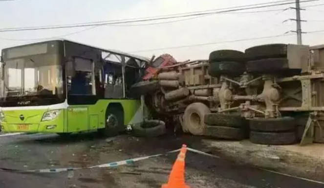 2号站江苏常州重型货车闯红灯与公交车相撞 致2名乘客死亡