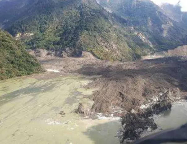 2号站雅鲁藏布江再发生滑坡形成堰塞湖 现场开展应急水文监测