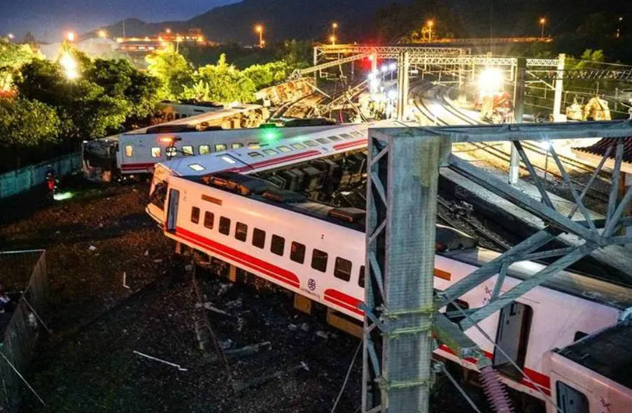 台铁事故致18人遇难 2号站普悠玛号列车设计有疏失