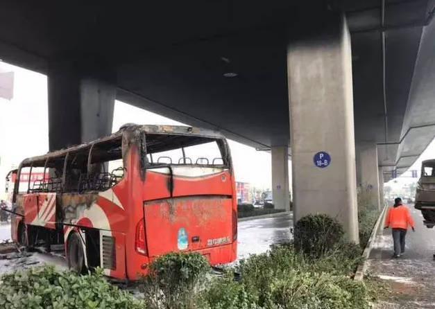 2号站济南工业北路一大巴车起火 事故原因还在调查当中