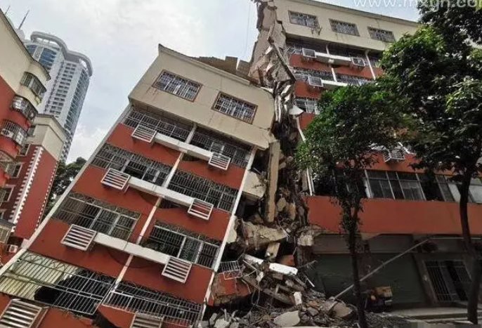 广东惠州一处尚未入住楼房发生倒塌 一位老人受伤2号站
