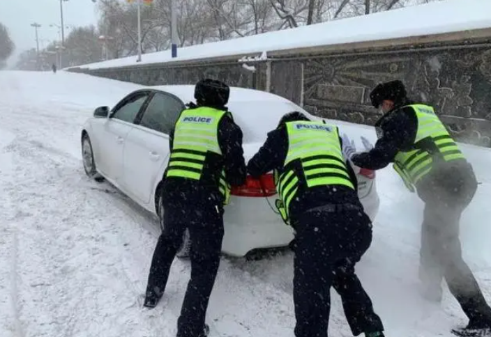 雪天里的别样风“警” 雪天虽寒，人间温暖二号站