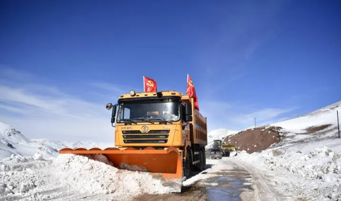 风雪中传递温暖的力量 部分乡村积雪厚度接近半米二号站